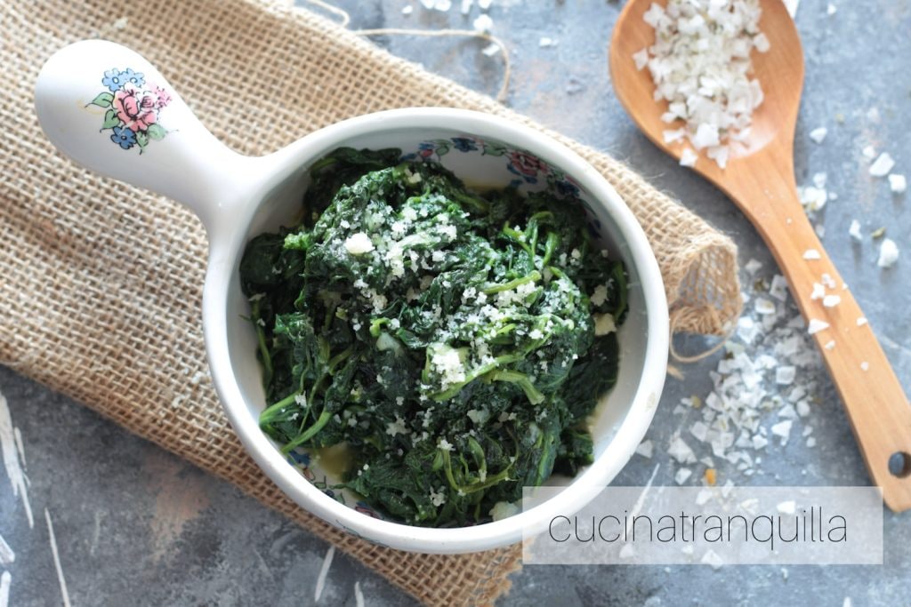 Espinafre com manteiga e parmesão