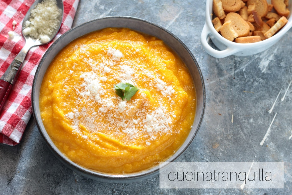 Creme de couve-flor amarela e cenouras