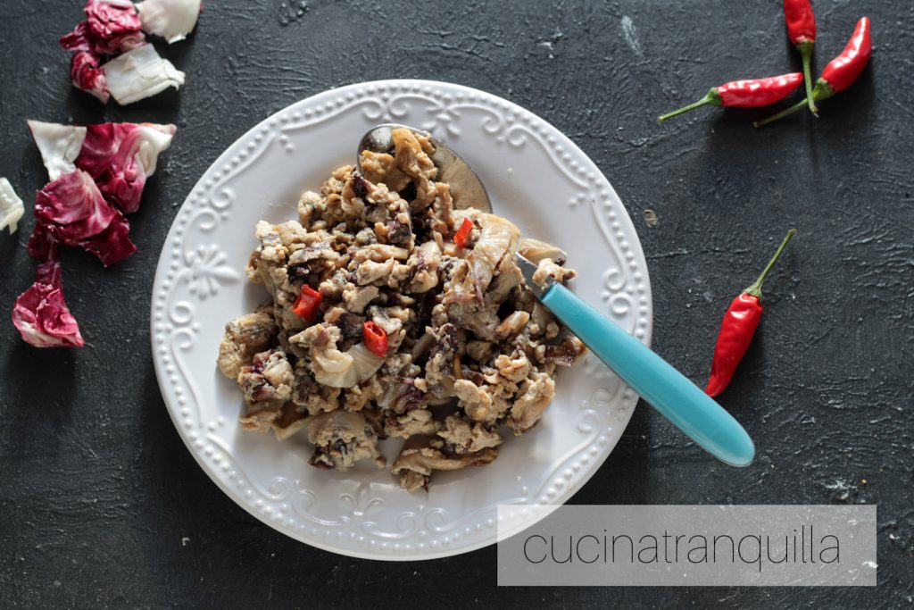 Ovos mexidos com radicchio e pimenta