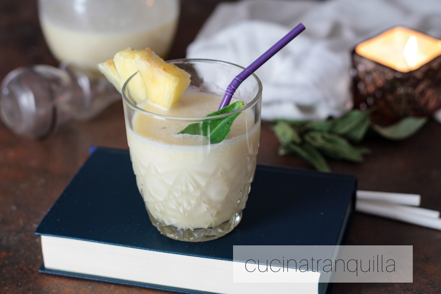 Coquetel de abacaxi com vinho e leite de coco