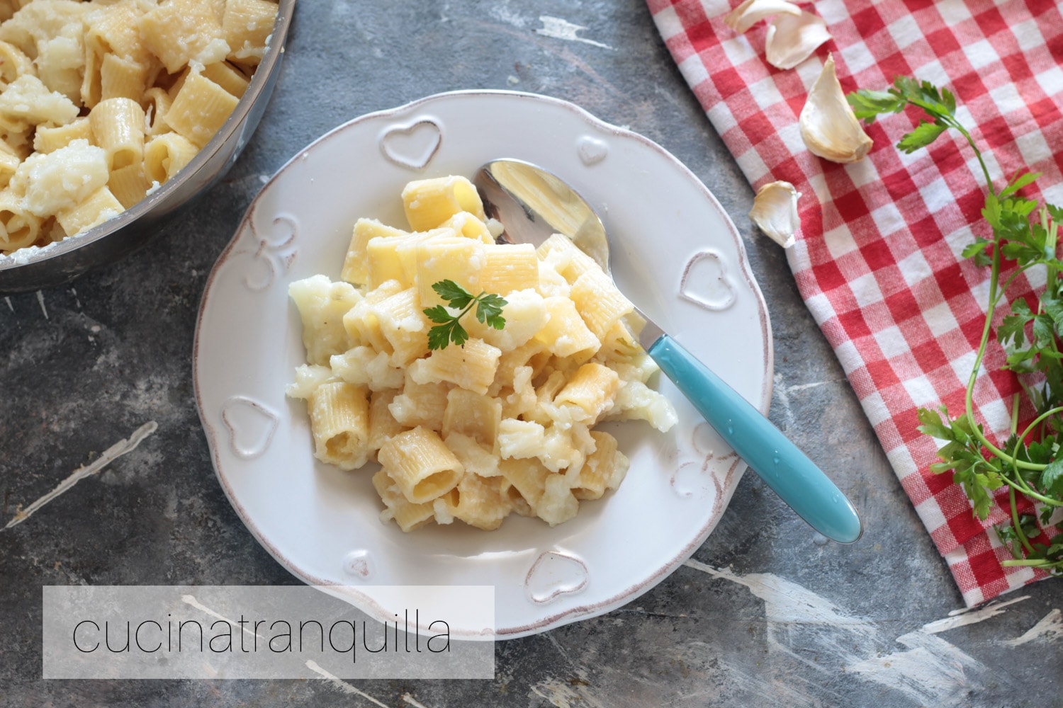 Mezze maniche com couve-flor e anchovas