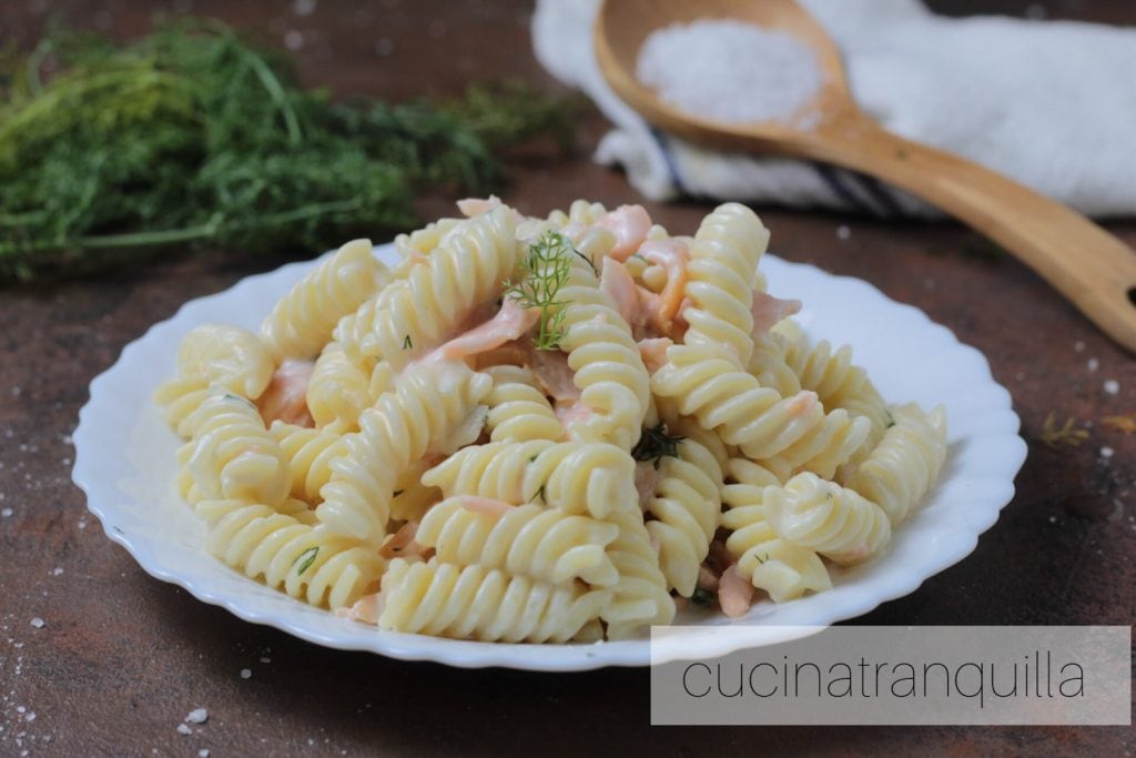 Fusilli com salmão e erva-doce