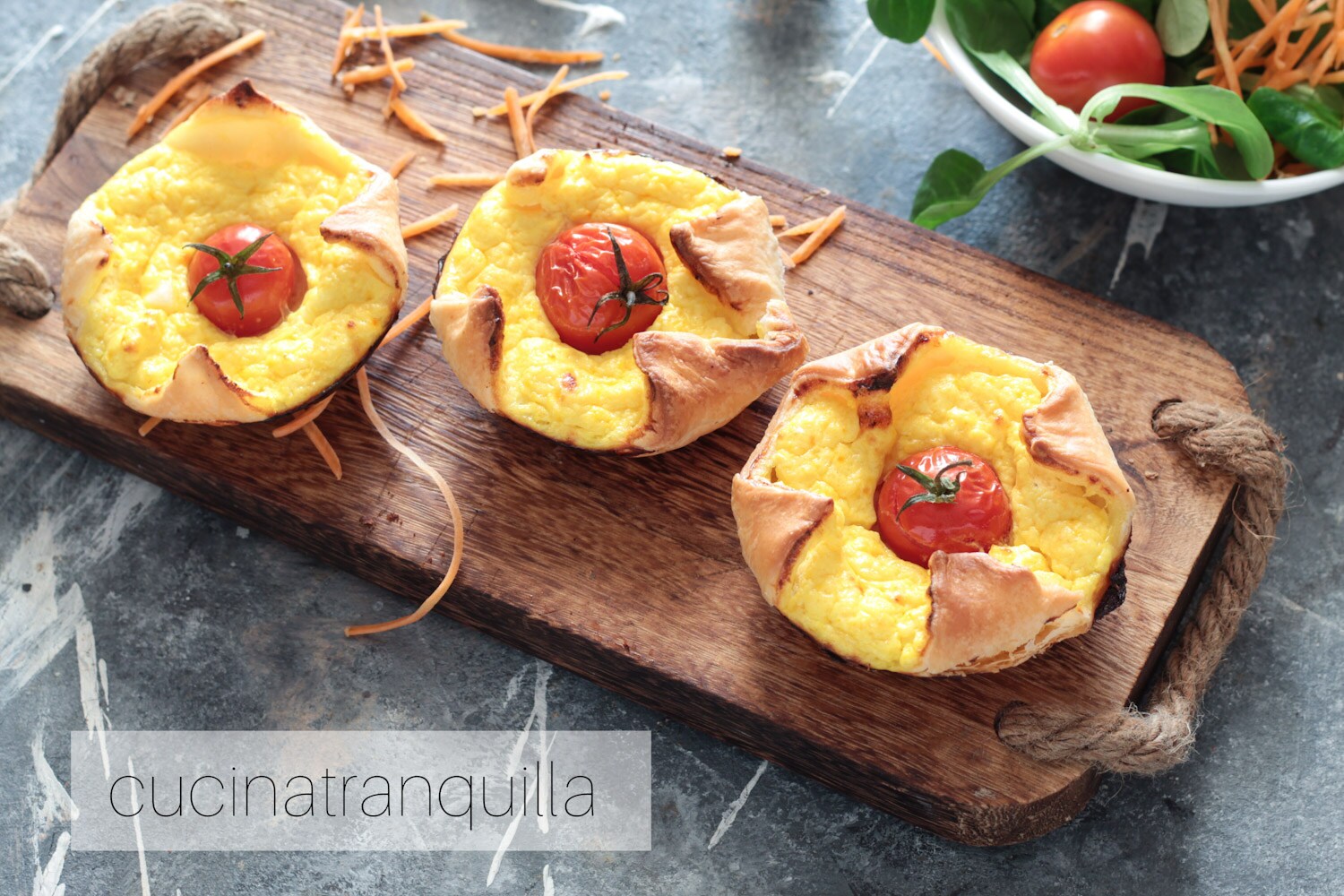 Tortinhas folhadas com açafrão e tomatinhos