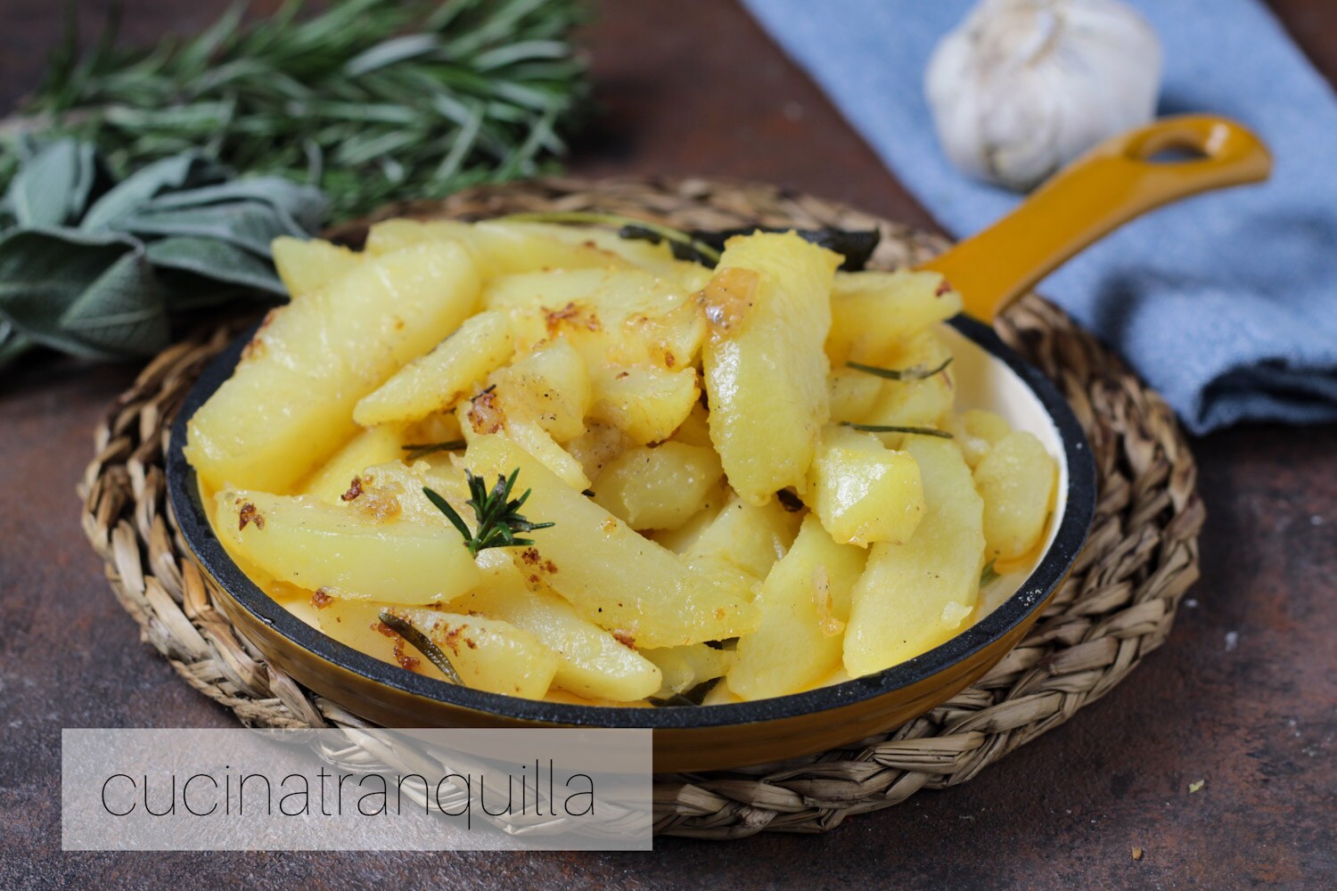 Batatas na frigideira com manteiga e louro