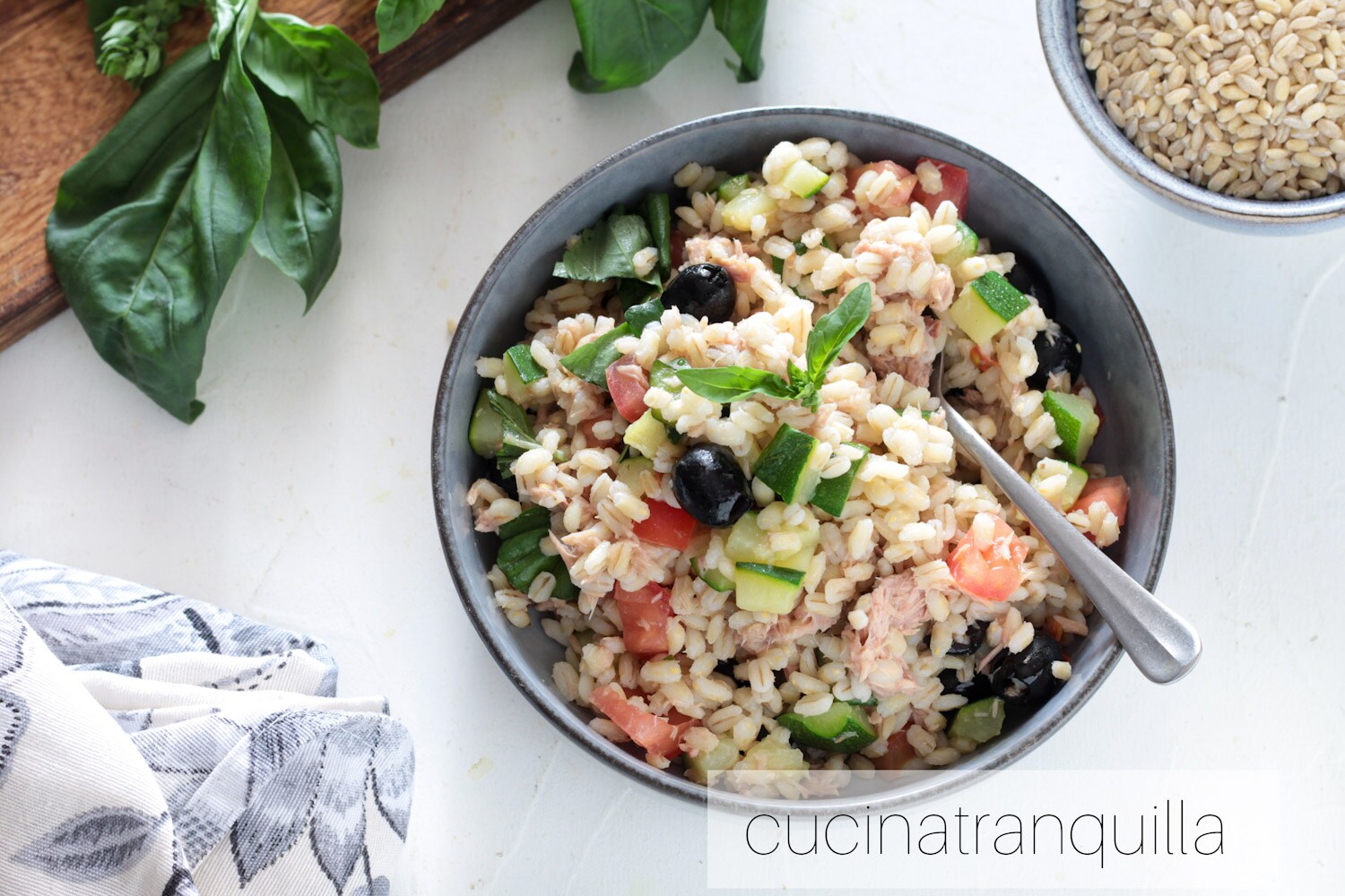 Salada de cevada e atum com abobrinha