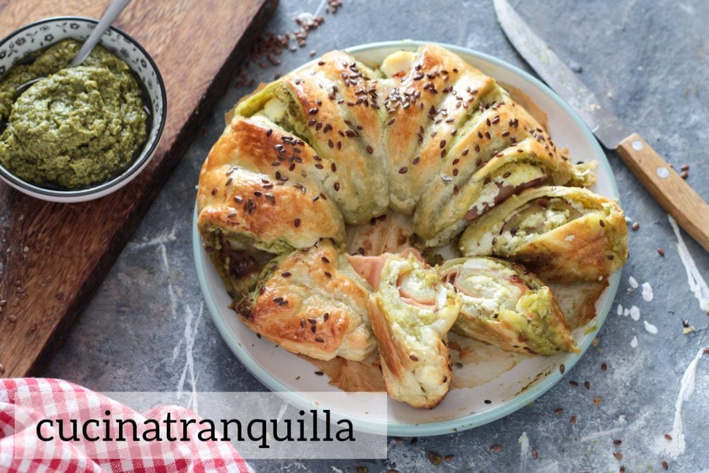 Rosca folhada ao pesto com ricota e mortadela