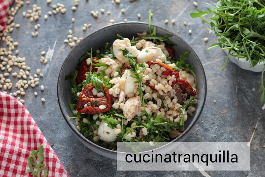 Salada de cevada com cavala e tomates secos
