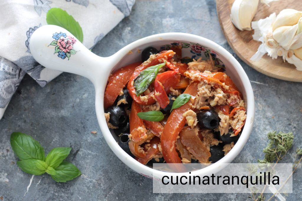 Pimentões na frigideira com atum e azeitonas