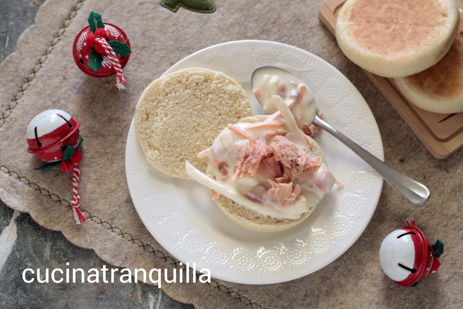 Tigelle natalinas com atum