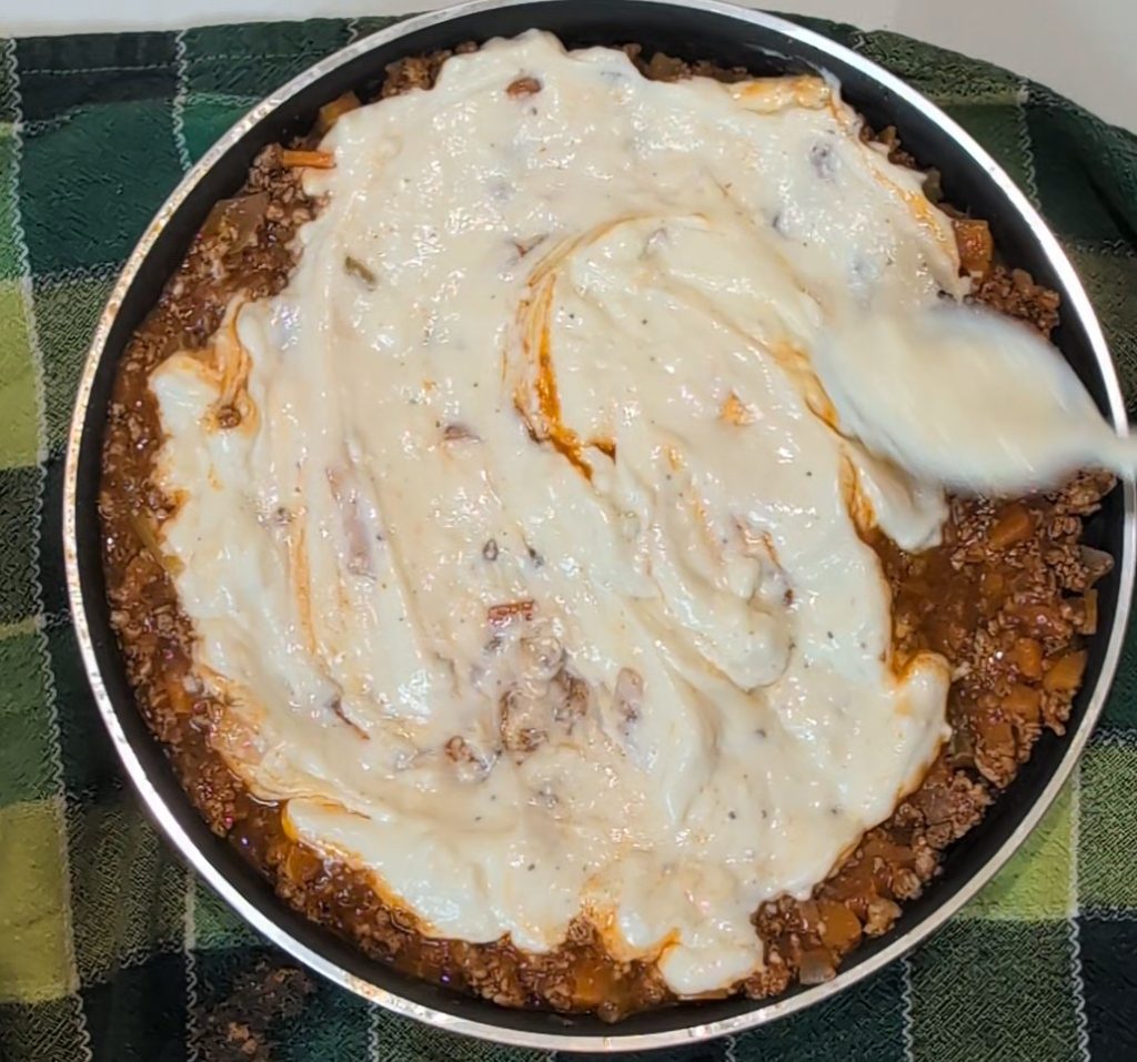 Macarrão de forno cremoso com molho à bolonhesa e molho branco
