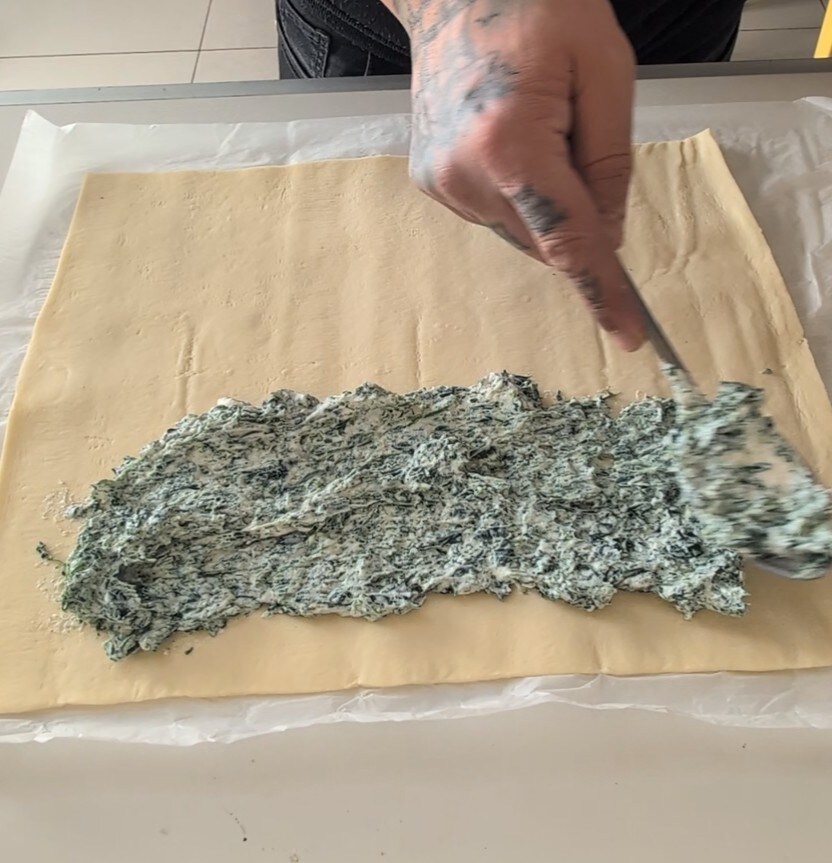 Grissini de massa folhada com recheio cremoso