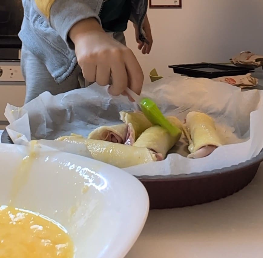 Cannoli de pão de forma com recheio cremoso