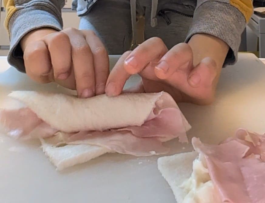 Cannoli de pão de forma com recheio cremoso