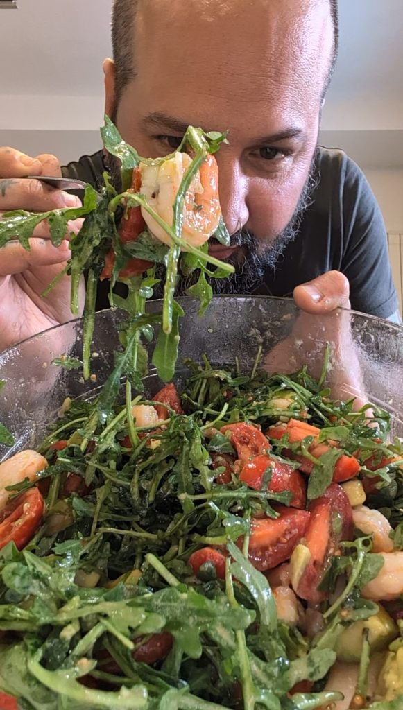 Salada de camarão com limão e abacate: receita fácil e rápida