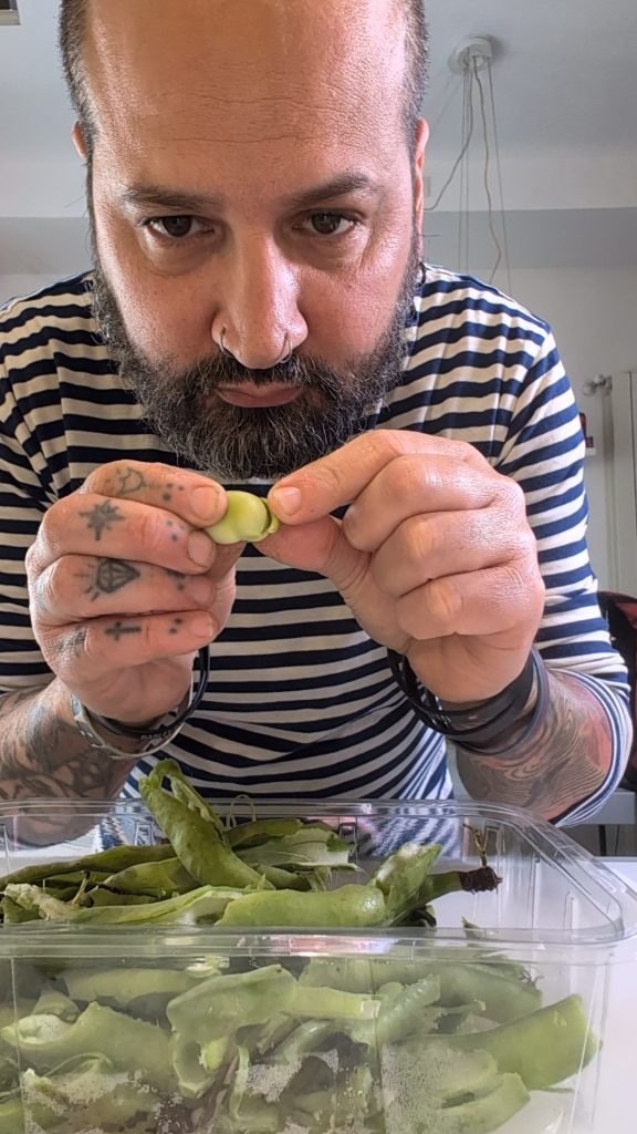 Receita Anti-desperdício: Como Cozinhar as Cascas de Fava com Tomate e Ricota Salata (Deliciosas!)