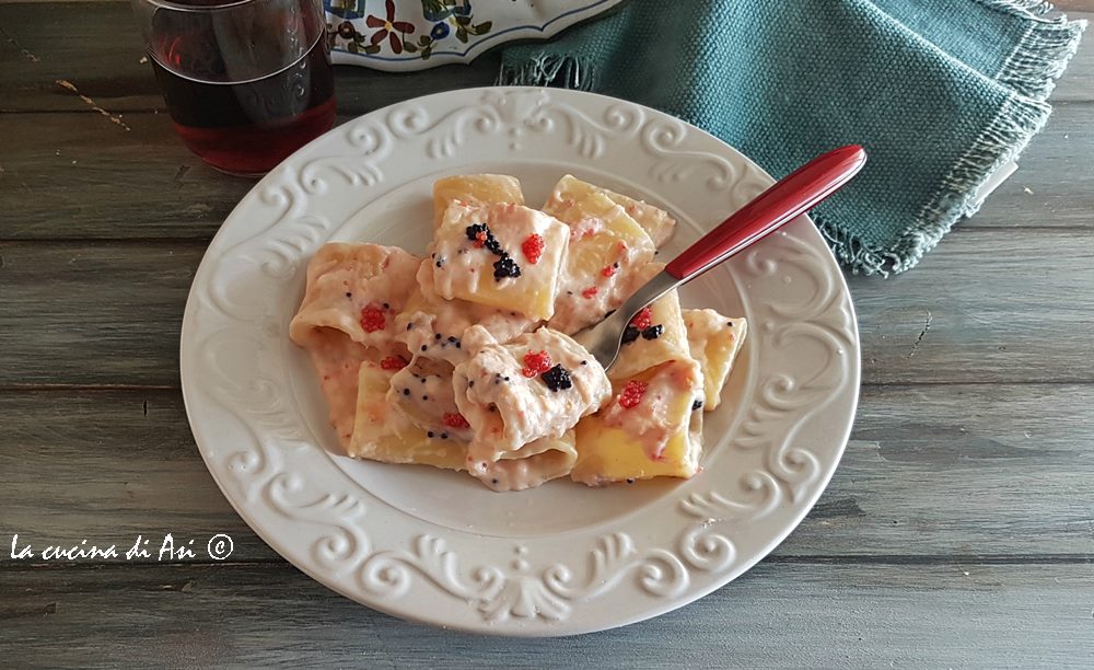 Paccheri cremosos com salmão e ovas de lumpo