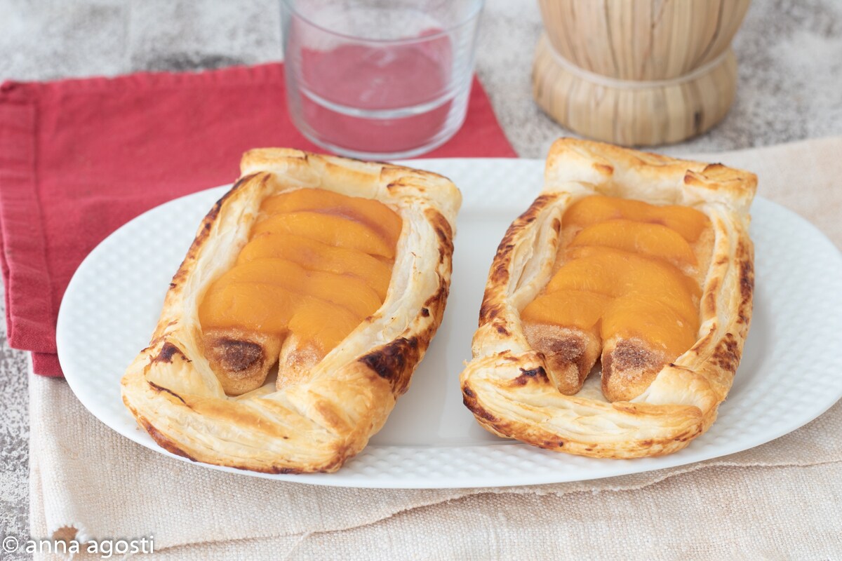 Pacotinhos de pêssego com biscoitos champagne