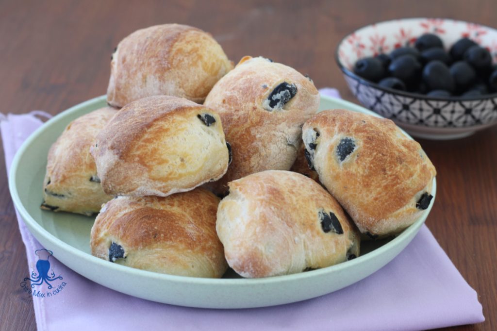 Pãezinhos de focaccia com azeitonas