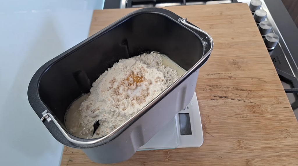 Ingredientes dentro do cesto da máquina de pão