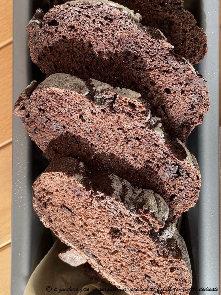 Pão de chocolate amargo com máquina de pão em fatias