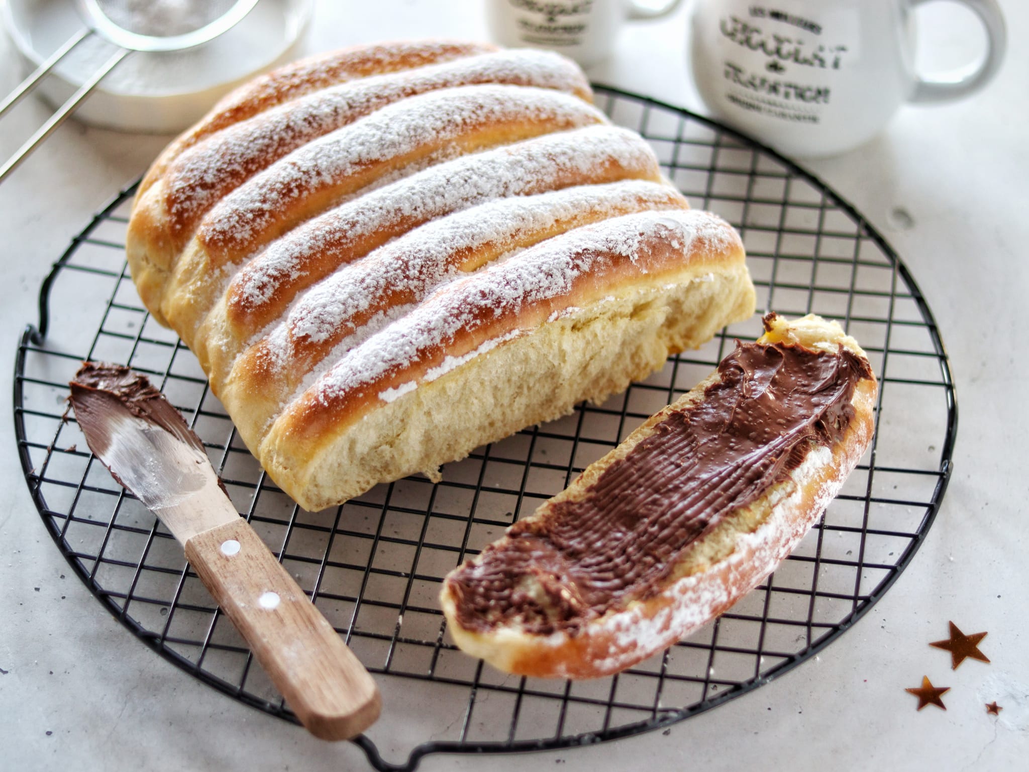 Pão doce com leite quente
