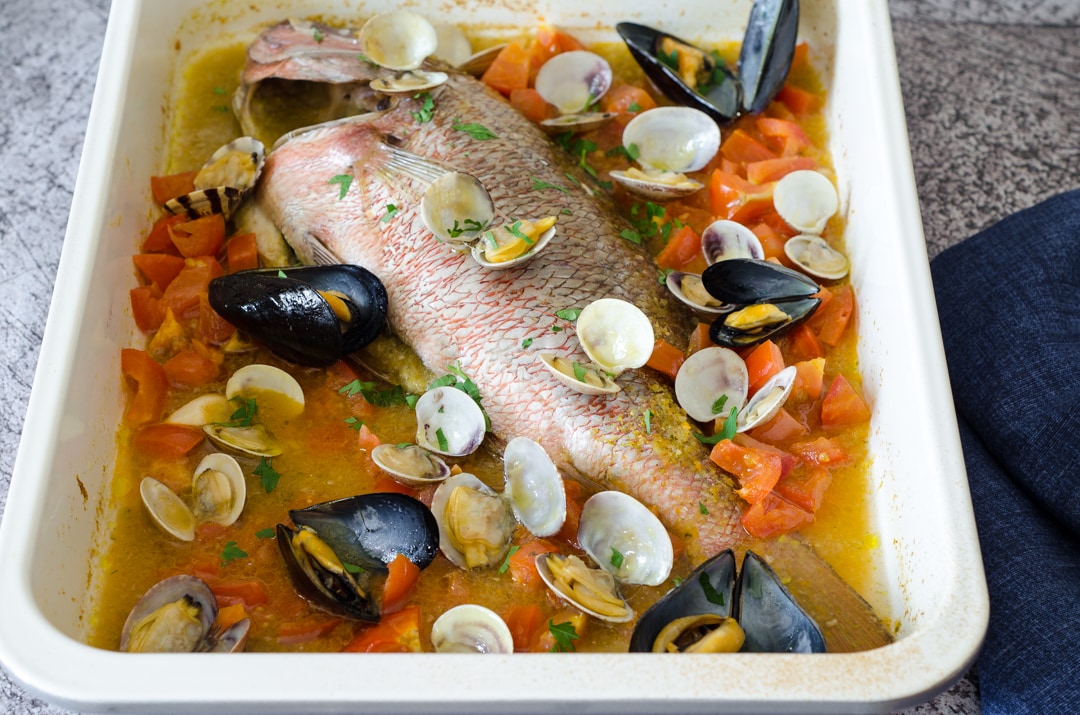 Pargo assado com frutos do mar