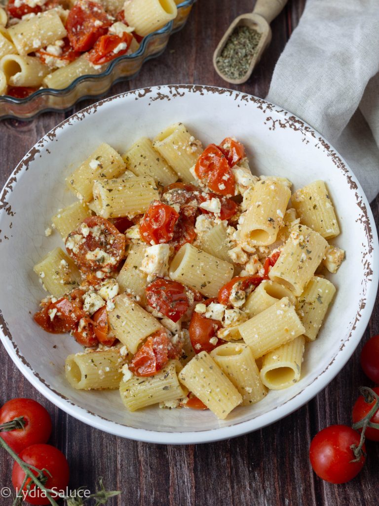massa com feta e tomatinhos