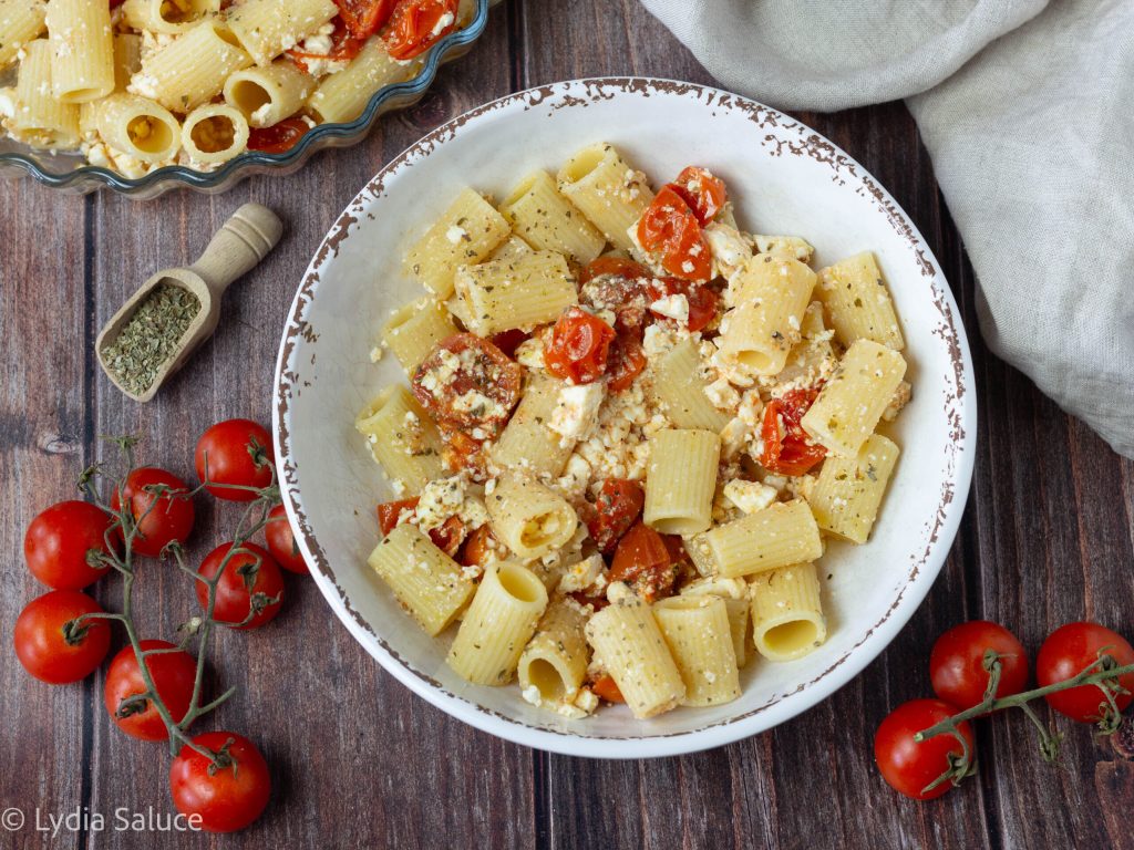 massa com feta e tomatinhos
