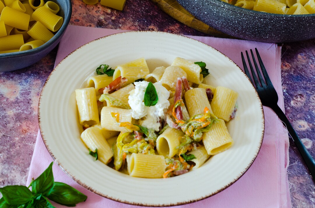 Pasta com flores de abóbora, burrata e speck, cremosa e deliciosa!