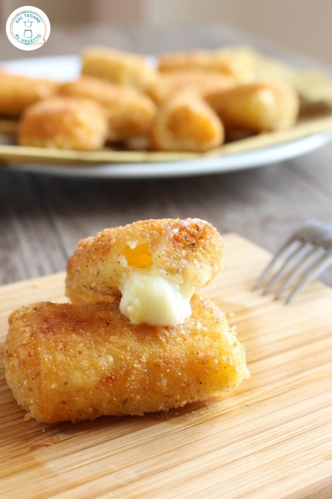 pasta formato paccheri ripieni di patate e mozzarella impanati e fritti