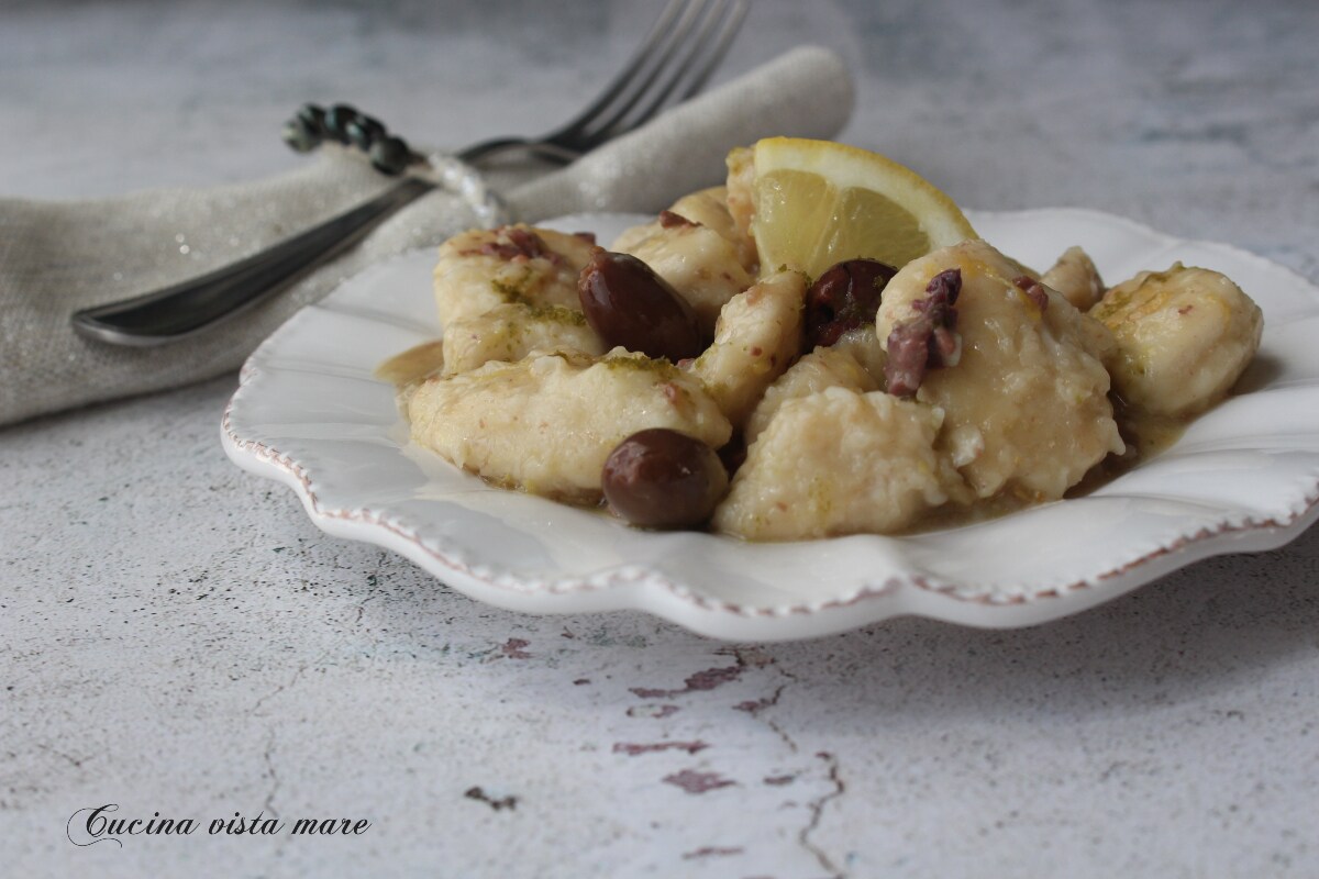 Pedacinhos de frango com limão e azeitonas