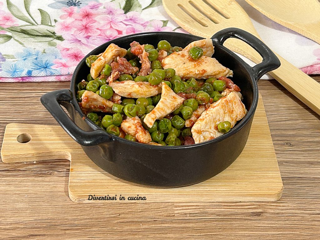 Pedaços de frango com ervilhas