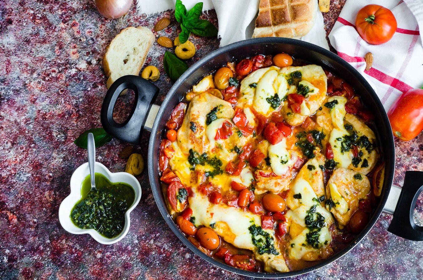Peito de frango ao pesto com tomatinhos e mussarela, prato principal perfeito para o almoço e jantar!