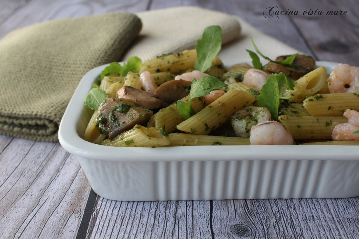 Penne com cogumelos e camarões