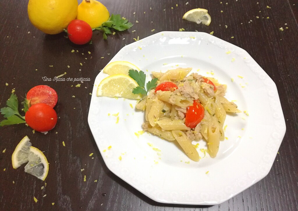 penne com atum, limão e tomatinhos