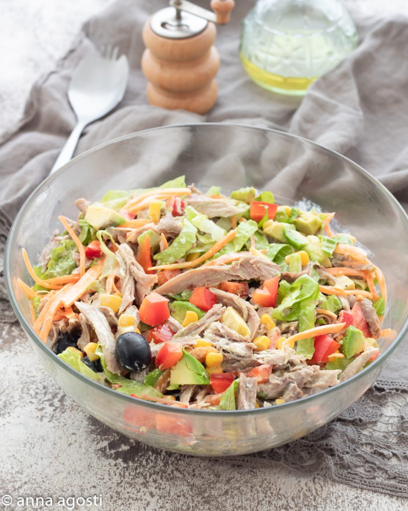 Peru com abacate e salada