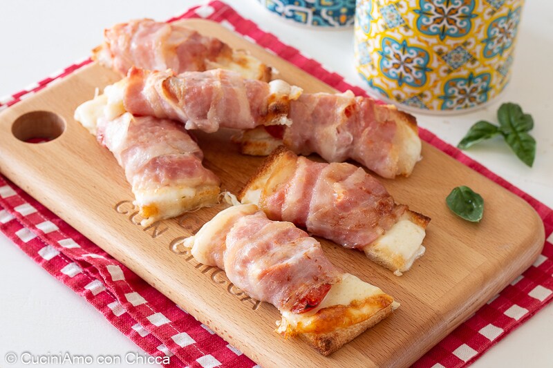 Petiscos de tomate e bacon