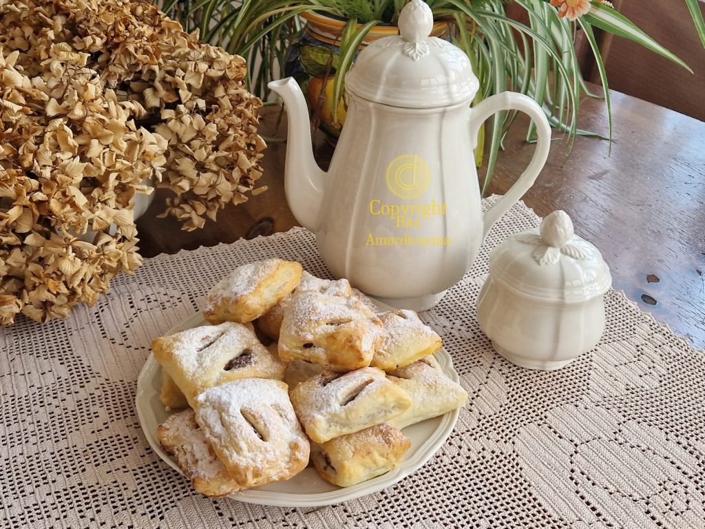 Os biscoitos rápidos de massa folhada com chocolate