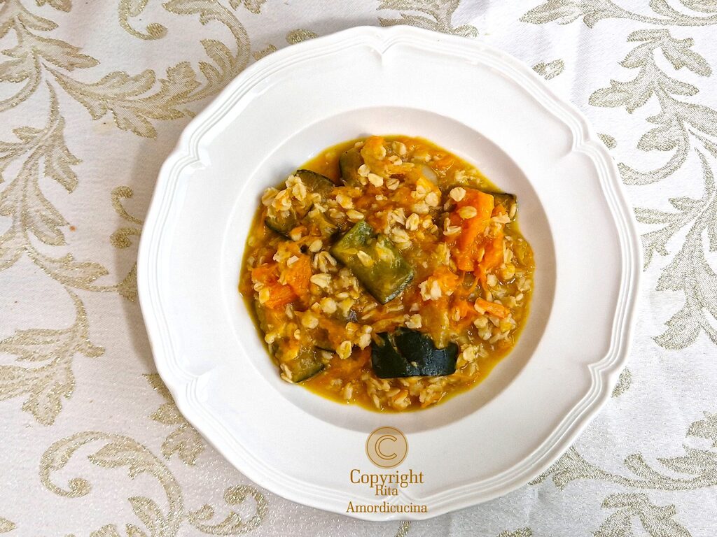 A sopa de aveia com abóbora e abobrinha