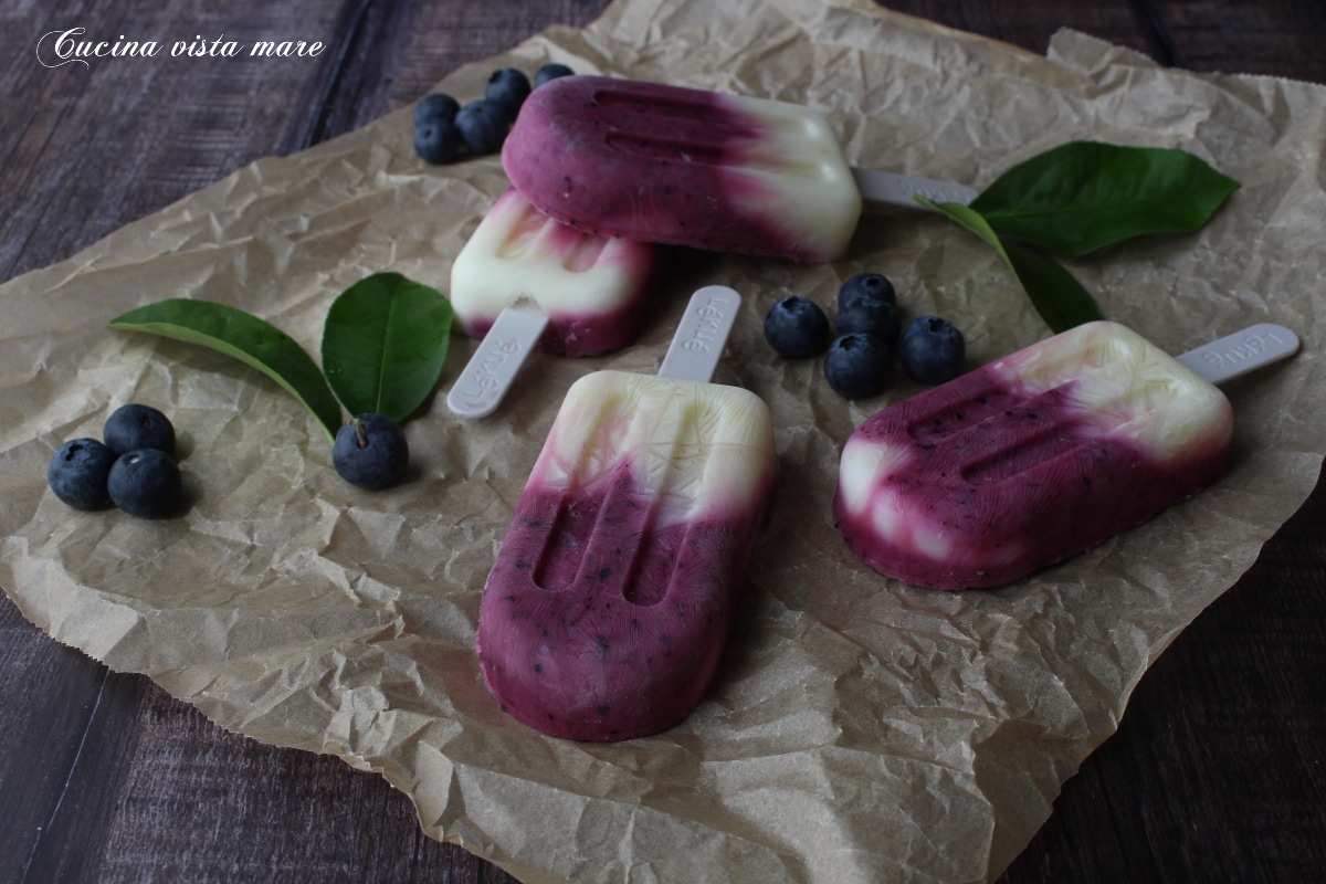 Picolés de limão e mirtilos