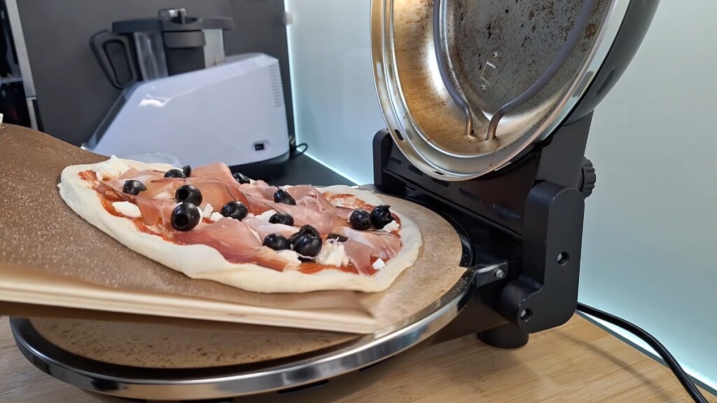 Colocando a pizza no forno Ariete