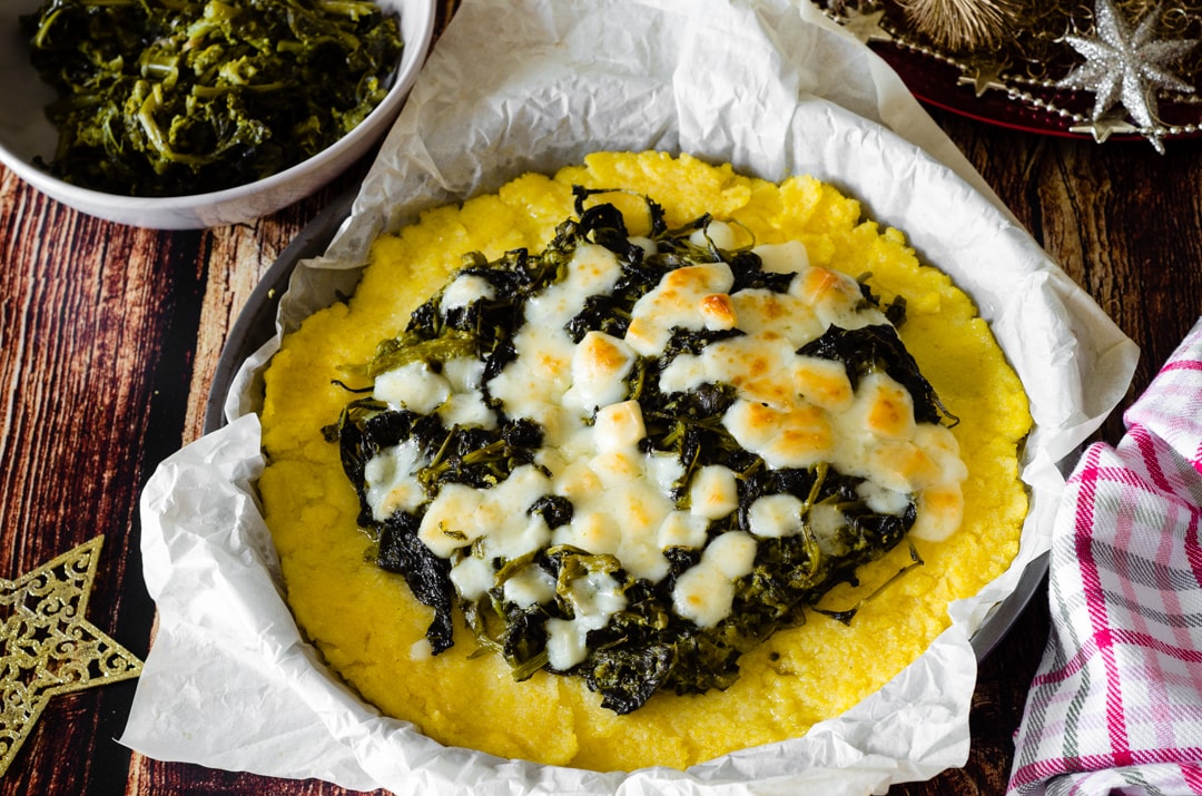 Pizza de polenta com brócolis e queijo defumado