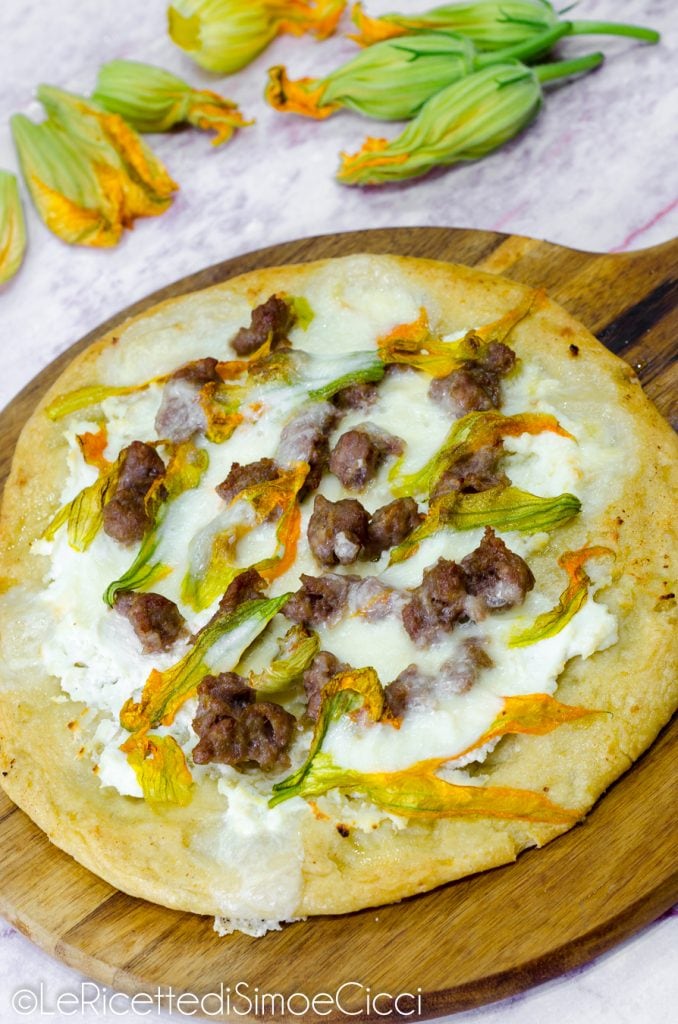 Pizza de sêmola com flores de abóbora e linguiça