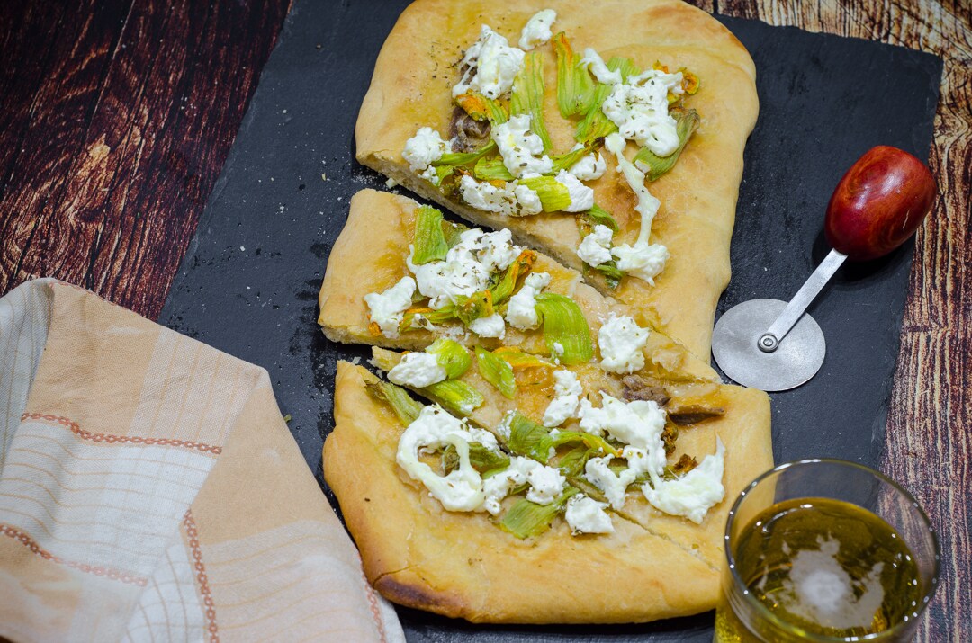 Pizza com flores de abobrinha, anchovas e stracciatella