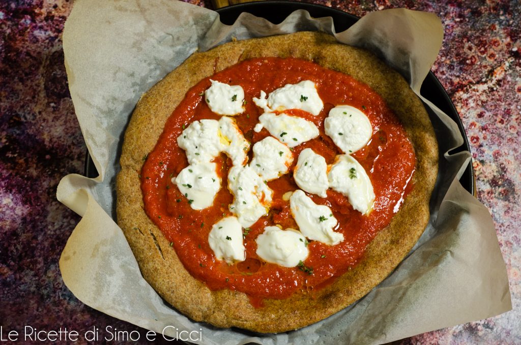 Pizza integral com creme de pimentões e burrata com massa de longa fermentação