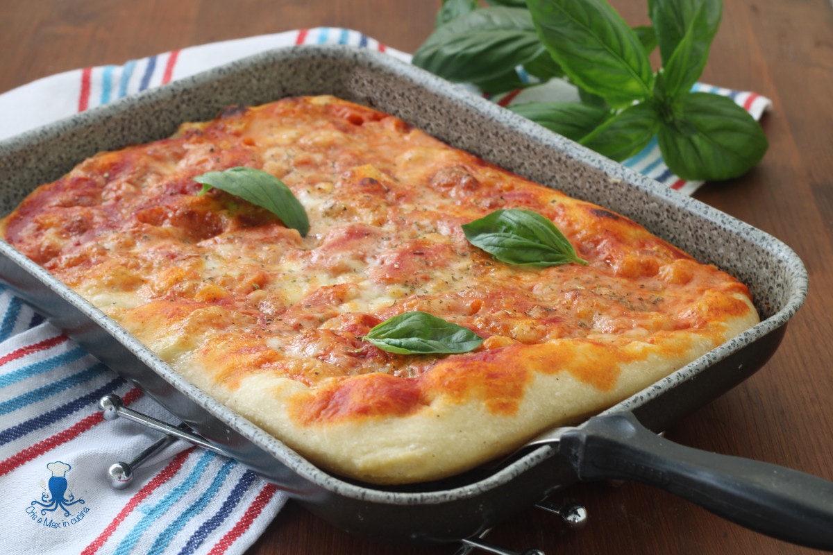 Pizza macia na forma sem lactose