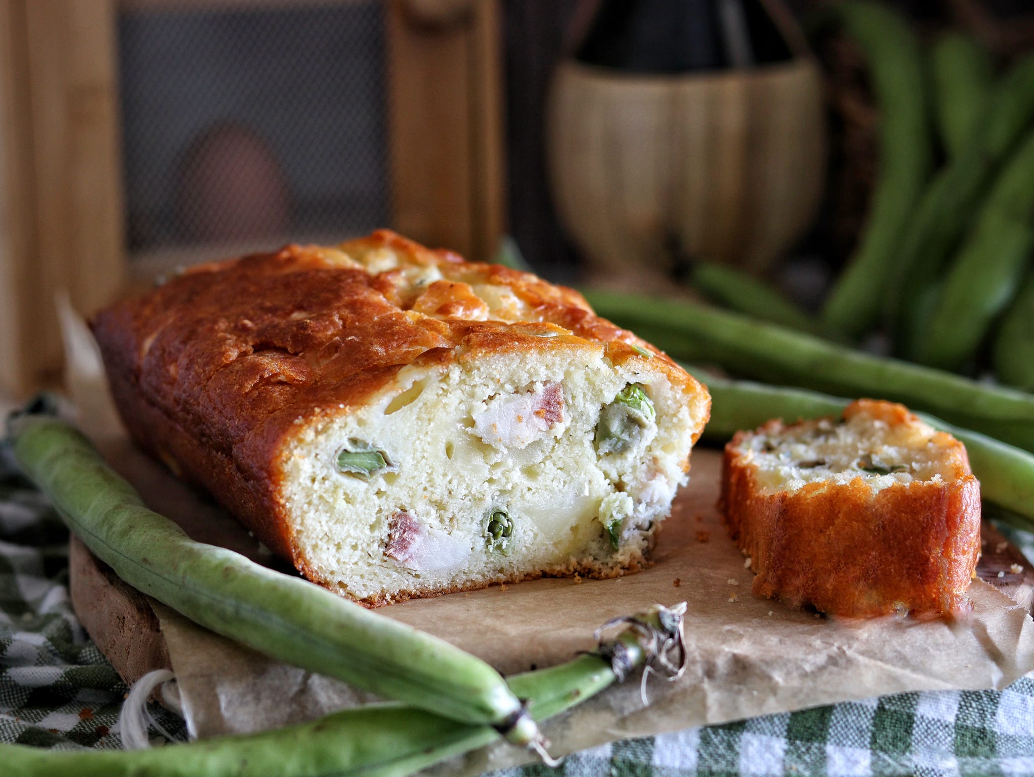 Plumcake salgado com favas, pecorino e pancetta