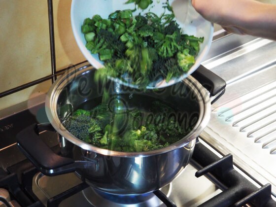 Brócolis mergulhados na panela