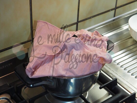 Pano de prato colocado sobre a panela