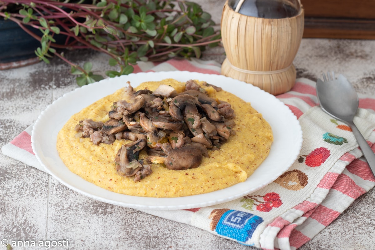 Polenta com cogumelos e linguiça